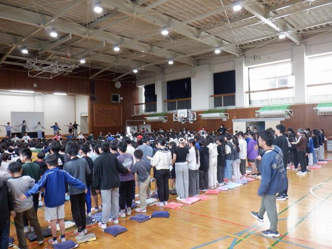 元気に明るく「さんぽ」を歌っている様子