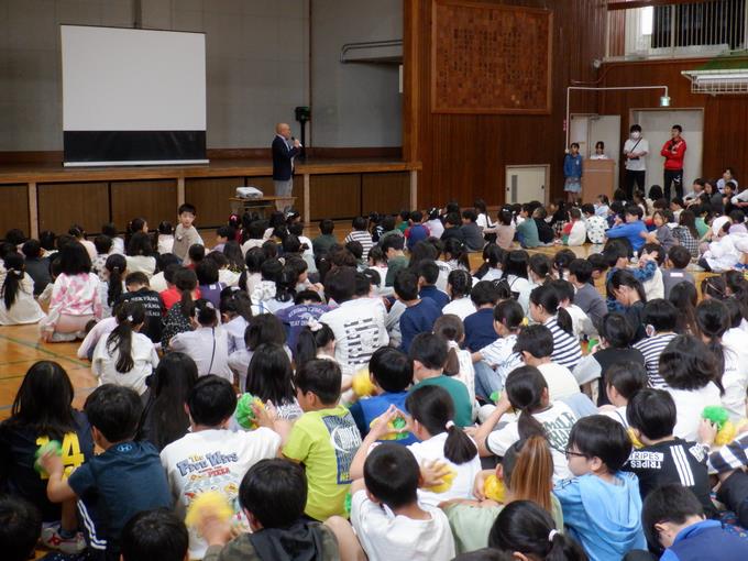 校長先生の話をしっかり聞いている様子