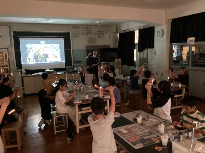 最後の点灯式では、作成した電池を使用して、豆電球に明かりをともすことができました。