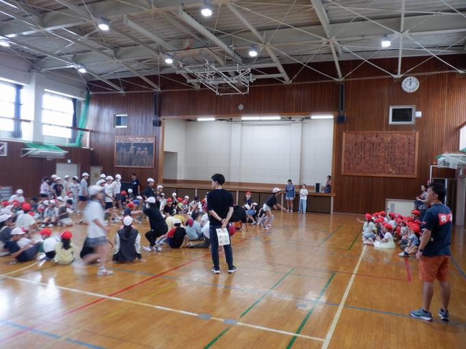 １・６年生は体育室で交流
