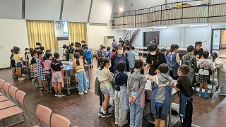 しょう油づくり体験では、しょう油のでき方や材料について、五感を使ってまなぶことができました。