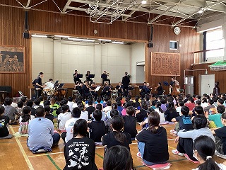 素敵な音色に、子供たちは真剣に耳を傾けていました。