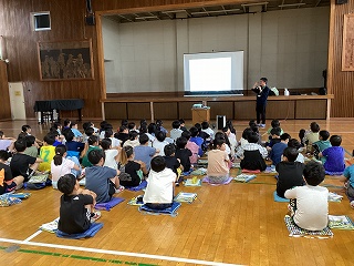 講話に耳を傾ける子供たち