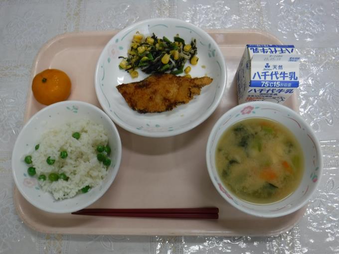 給食のグリンピースご飯