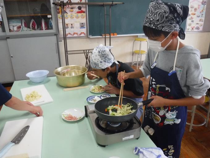 野菜を炒める