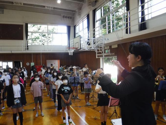 校歌を器楽部の演奏で