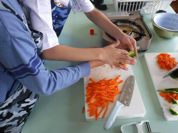 野菜を切る