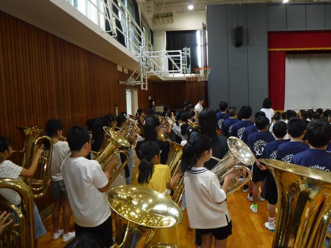 校歌を器楽部の演奏で