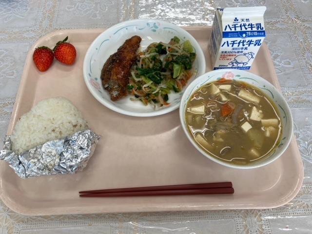 1月20日の給食(粒すけ:ごまおにぎり)