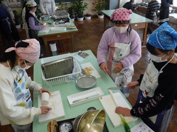 味噌汁の具を切っています