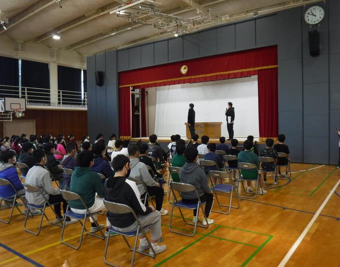 6年生は前列から1組・2組・3組(座席はステージに向かって右側に男子、左側に女子)