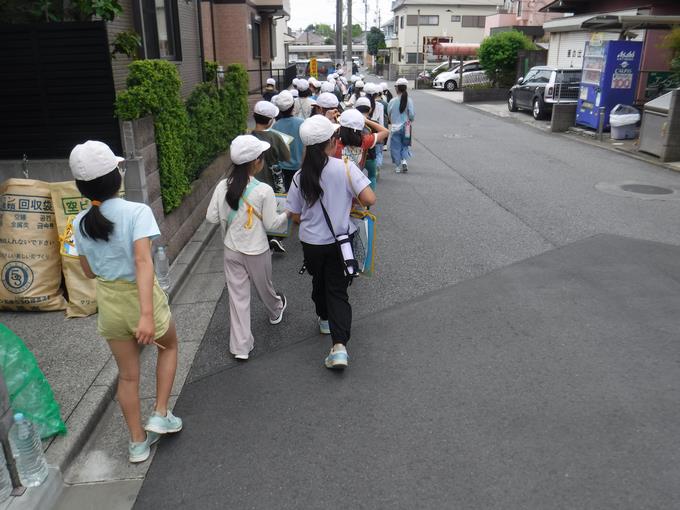 静かに道を歩きます