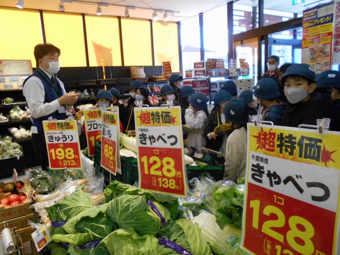 入口の野菜売り場