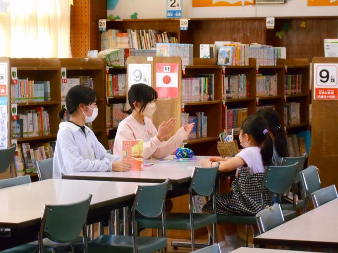 図書室で