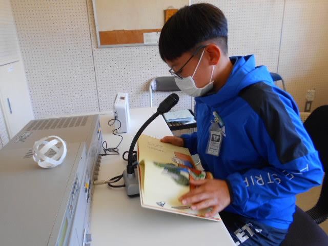 図書委員による読み聞かせ