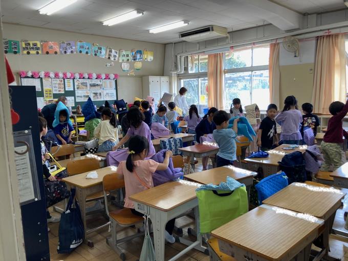 防災頭巾をかぶって