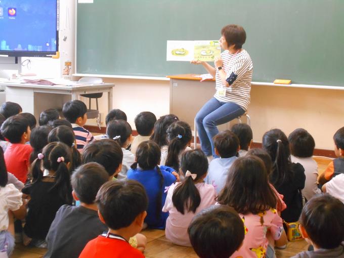 絵本の読み聞かせ