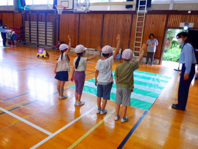 手を挙げて渡ります