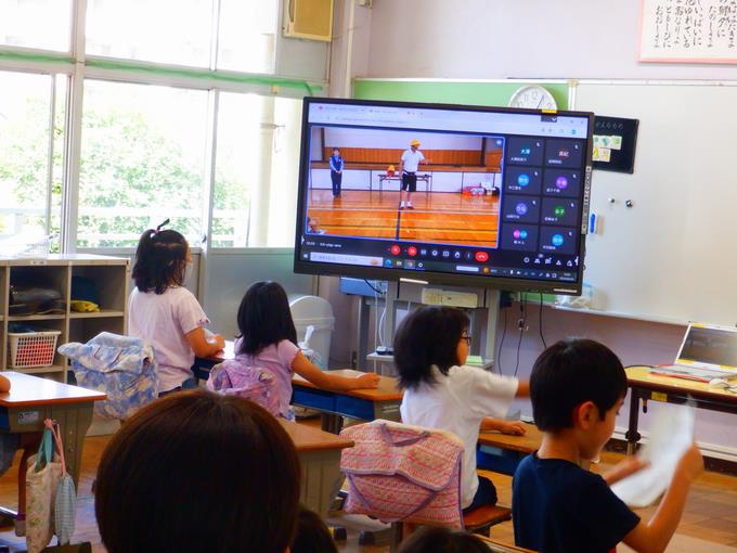 教室でお話を聞きました