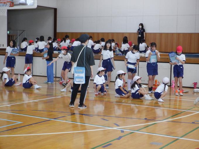 反復横跳びの回数を数えてもらっています