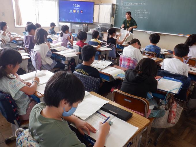 校外学習のメモを見ながら話し合っていました
