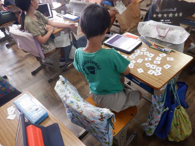 カードやタブレットを使って学習しています