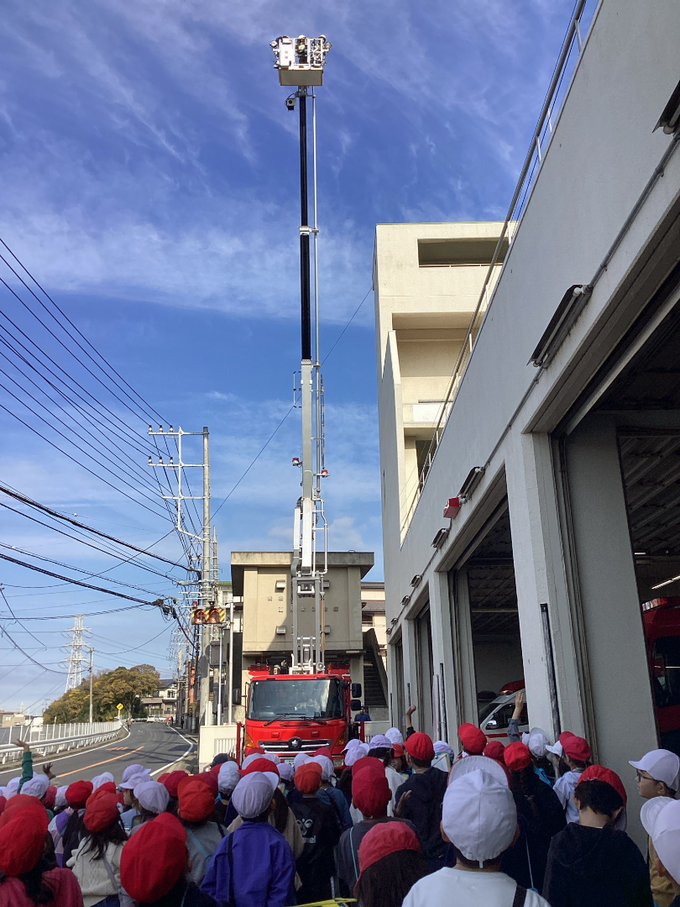 先生たちがはしご車に!