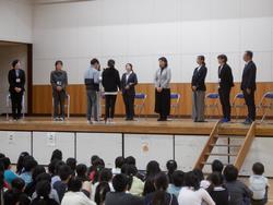 6年生代表児童がお迎えの言葉を述べました