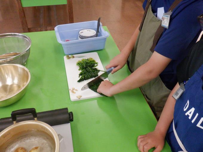 茹でたほうれん草を食べやすく切ります!