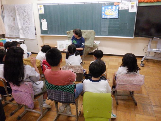 読み聞かせ「あまがえるのかくれんぼ」
