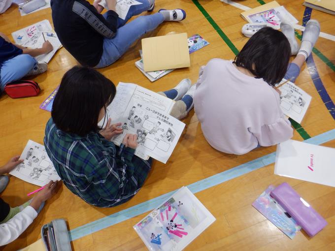 熱心にメモを取っています