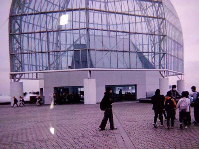 葛西臨海水族園の前で