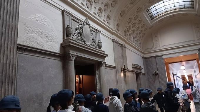 国会議事堂の中へ