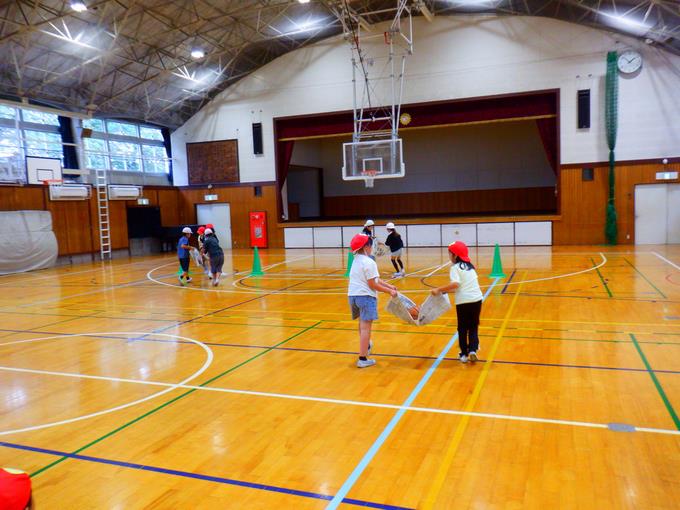 ボール運びリレー