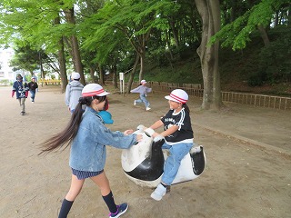 お世話をするお姉さん