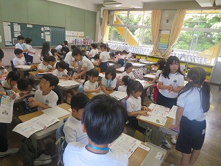 振り返りを行う子どもたち