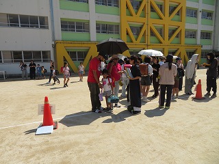引き渡しの様子