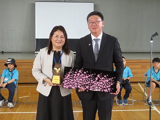 校長先生による記念品の交換
