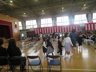 緊張した入場