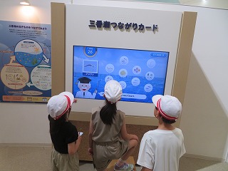 興味津々の子どもたち