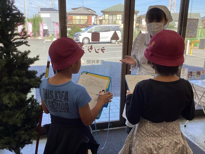 メモを取りながらインタビュー中