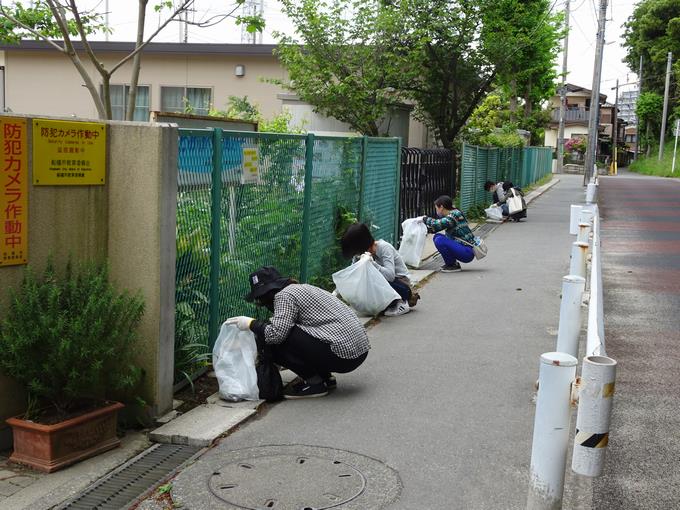 門の外は保護者が