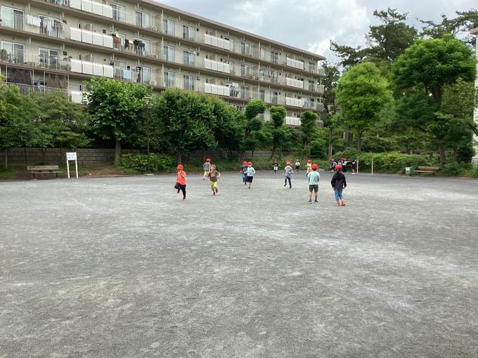 広い公園でおにごっこ