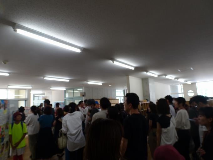 昇降口 帰ります。