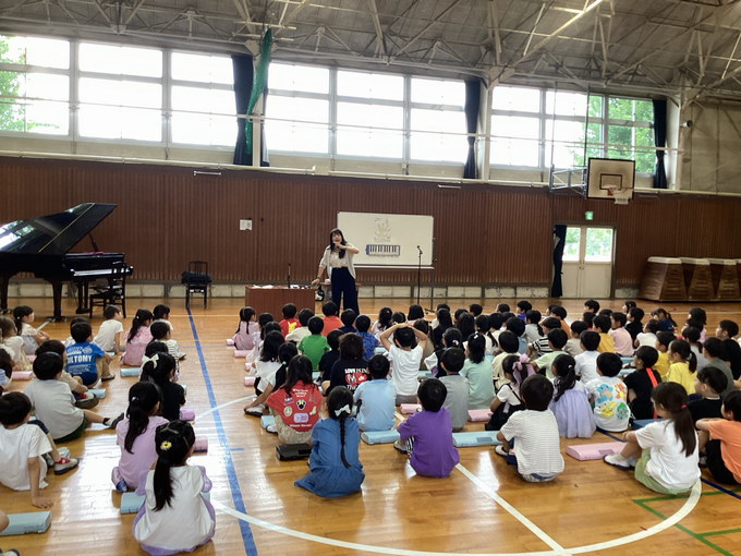 講師の先生のお話を聞きます