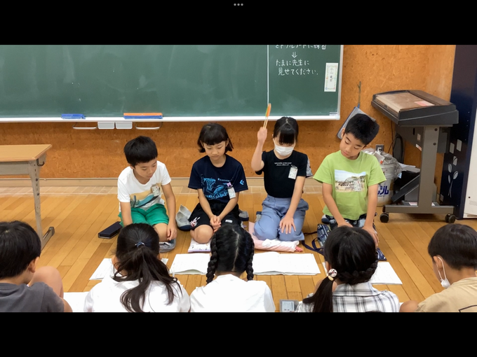 わらじを天井から引っ張る場面を、割り箸で表現します。