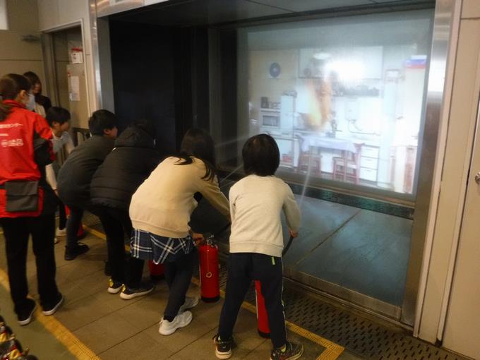 消火器を使って消火に挑戦