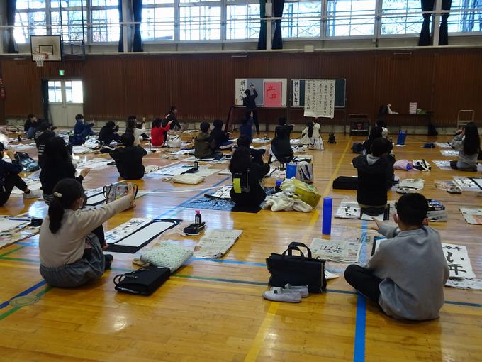 墨はたっぷりと付けます。