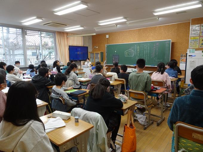 静かに放送を聞きます