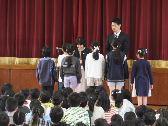 修了証を渡します